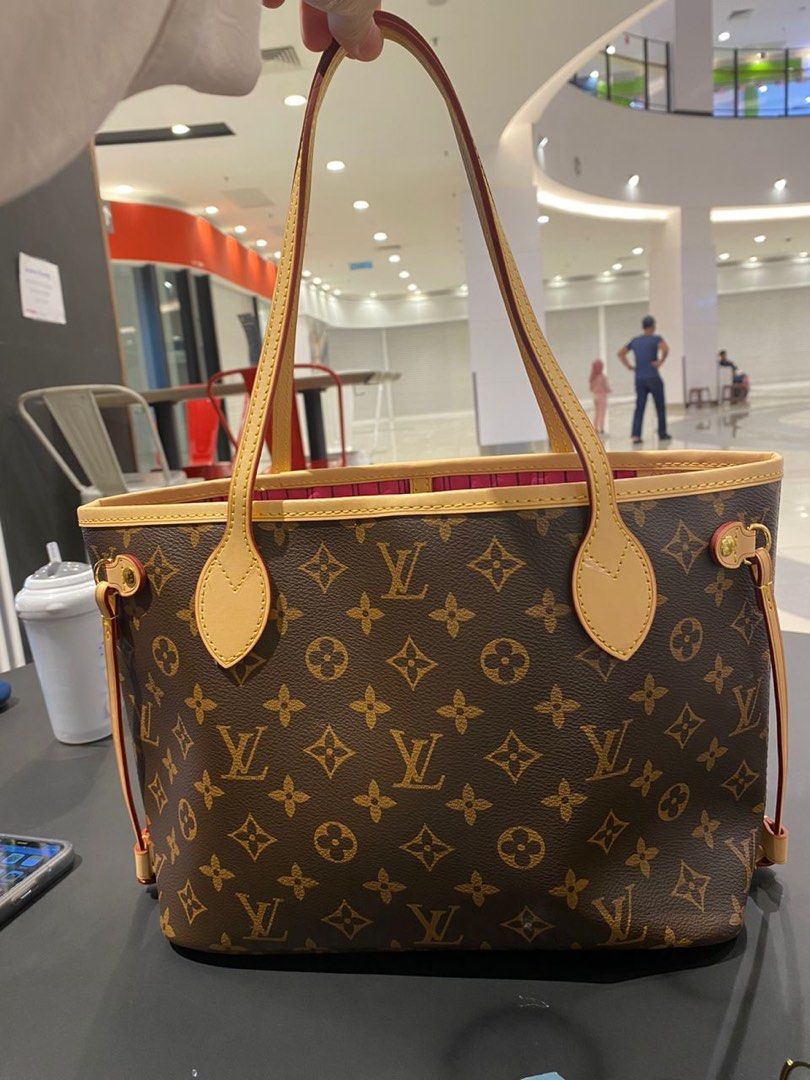 Louis Vuitton Neverfull Review: MM vs GM - Mia Mia Mine