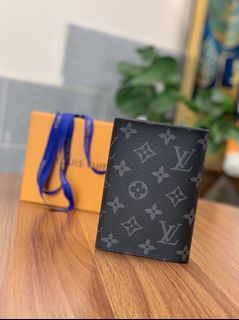 Louis Vuitton Multiple Wallet (M61825), Men's Fashion, Watches &  Accessories, Wallets & Card Holders on Carousell