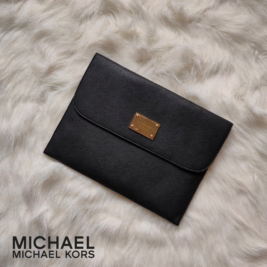 MICHAEL KORS MK | Envelope Bag (Category: Luxury Bags & Wallets) located in Cebu City. Submitted by denimholic (Listing ID 1251652820, Image 1). Description: 👜Authentic Preloved MK Michael Kors Bag ▫️STYLE : Envelope, *ideal for ipad mini, tablet, docs ▫️SIZE : MEDIUM L 10in / H 8in ▫️MATERIAL : Leather (PVC), Black.