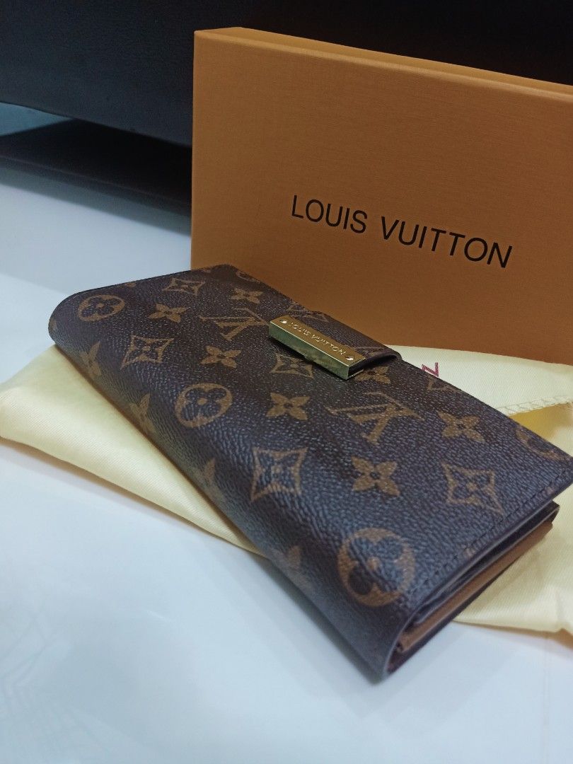 Prelove Lv Mono Trifold long (Category: Luxury Bags & Wallets) located in Cebu City. Submitted by day.98 (Listing ID 1251542131, Image 3). Description: from USA genuine leather coded& etikita no flaws with dust bag & box.