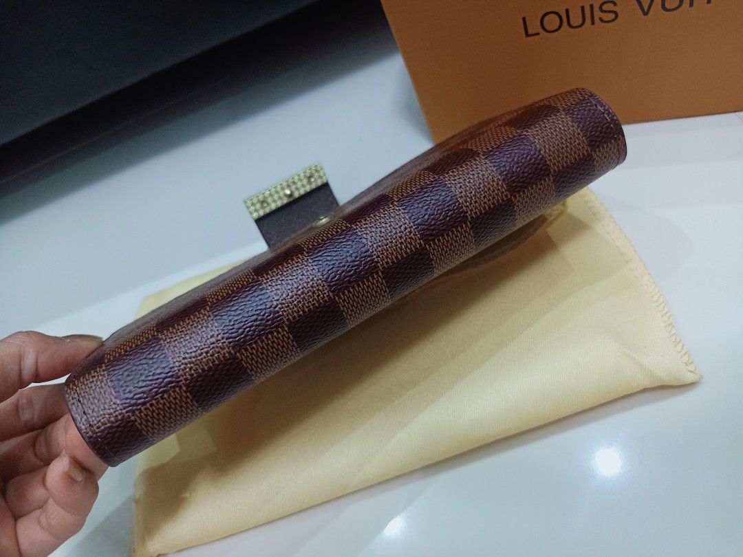 Preloved Lv Trifold wallet long (Category: Luxury Bags & Wallets) located in Cebu City. Submitted by day.98 (Listing ID 1251541733, Image 2). Description: from USA genuine leather coded& etikita no flaws with box & dust bag.