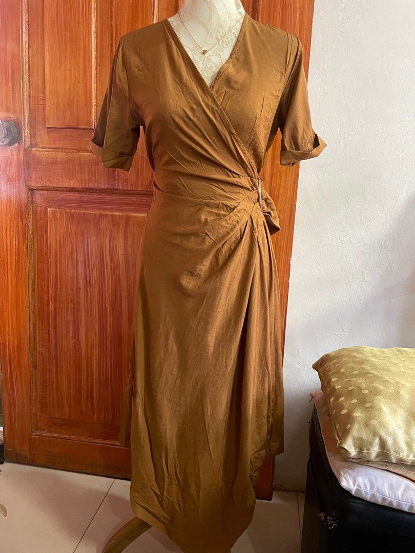 Puff Sleeve Wrap Around Midi Dress (Category: Dresses) located in Quezon City. Submitted by slaystyleph (Listing ID 1251487270, Image 2). Description: Small on tag Wrap Around Up to 26 waistline.
