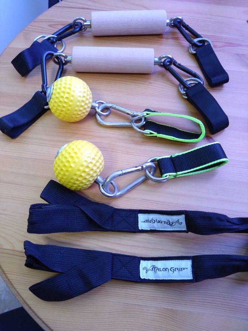 Pull up set (Category: Toning & Stretching Accessories) located in Singapore. Submitted by eaturveggie (Listing ID 1251632902, Image 1). Description: In good condition, need to sell urgently. All for $15.