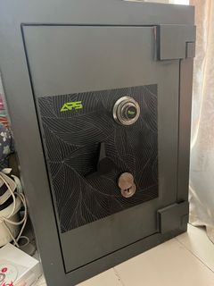 Safe box with 2 keys