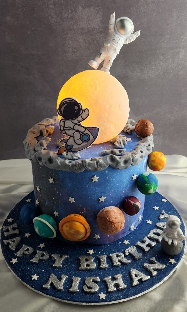 Bella's Bakery - 🚀 Happy birthday David 🚀 #astronaut #cake by  @bellasbakery - MONZA . #bellasbakery #monza #cakedesign #cakedesignmonza  #cakedesignmilano #cakedecorating #sugarart #isabellavergani #sugarartist  #cakeart #cakeartist #pastrychef #pastry ...