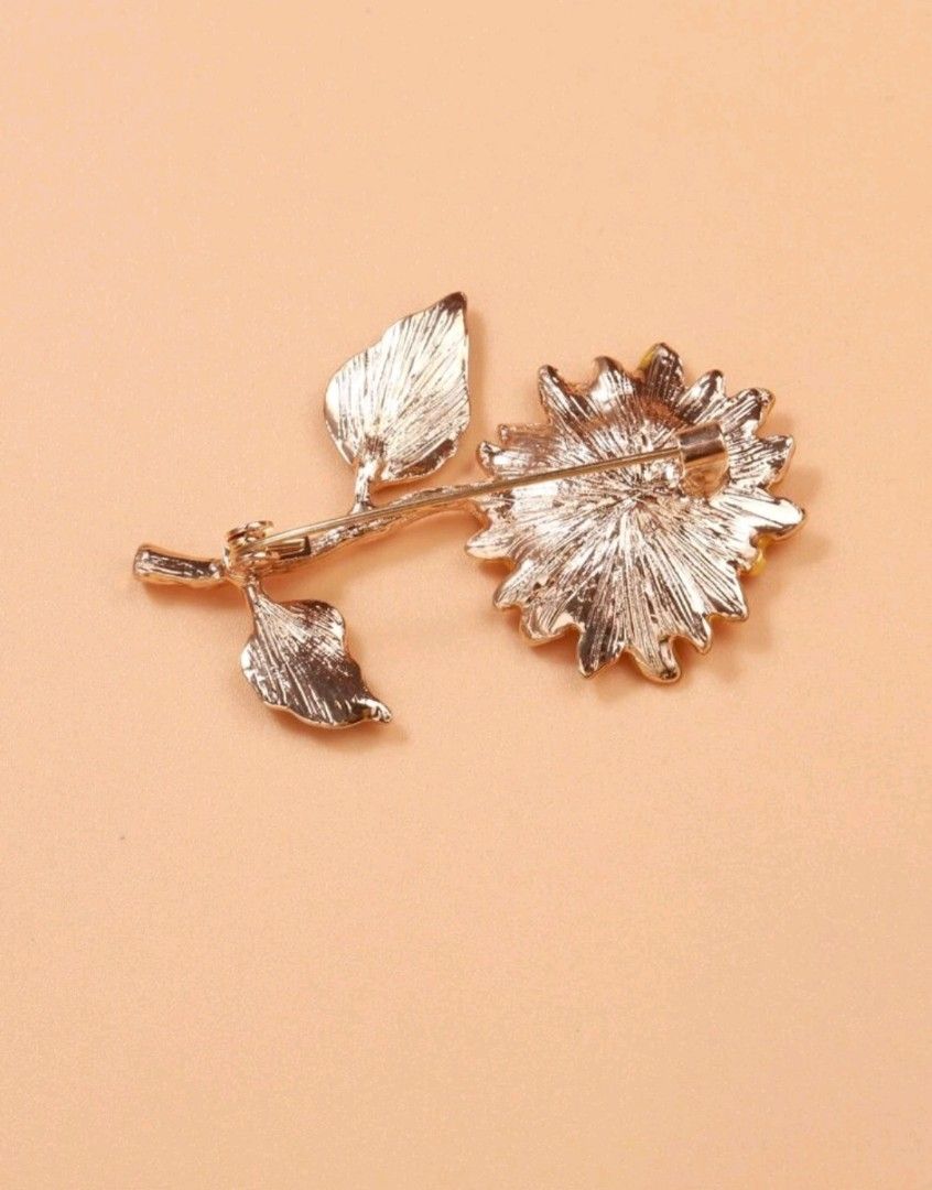 Gold brooch design hot sale