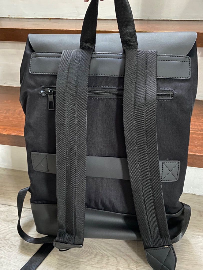 Tech island laptap bag (Category: Laptop Bags & Sleeves) located in Cavite. Submitted by preloved_mommyandkidsph (Listing ID 1251524189, Image 2). Description: Brand new A lot of pockets, adjustable strap Great for a work bag and for travelling .