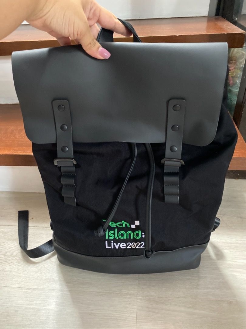 Tech island laptap bag (Category: Laptop Bags & Sleeves) located in Cavite. Submitted by preloved_mommyandkidsph (Listing ID 1251524189, Image 1). Description: Brand new A lot of pockets, adjustable strap Great for a work bag and for travelling .