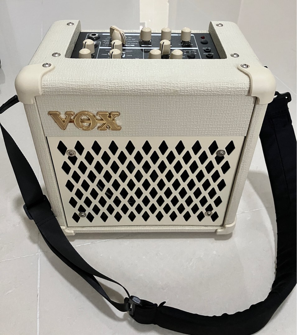 Vox mini5 battery operated busking guitar amplifier with 99 rhythm drum
