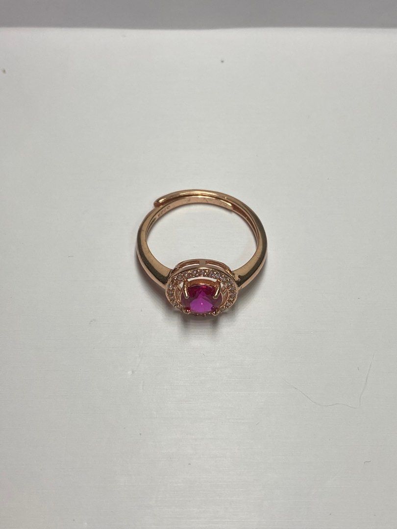 1ct Authentic ruby ring （分類：飾物及配件）位於 Hong Kong。 由 lagracejew87962 提交（商品編號 1251725927，圖片 3）。簡介： Natural ruby 1 carat heated 925 sterling with 18k rose gold plating With certificate proof of the stone Adjustable ring size Origin : Mozambique 。