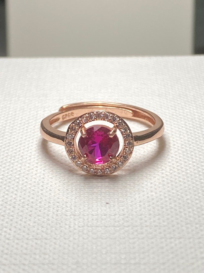 1ct Authentic ruby ring （分類：飾物及配件）位於 Hong Kong。 由 lagracejew87962 提交（商品編號 1251725927，圖片 2）。簡介： Natural ruby 1 carat heated 925 sterling with 18k rose gold plating With certificate proof of the stone Adjustable ring size Origin : Mozambique 。