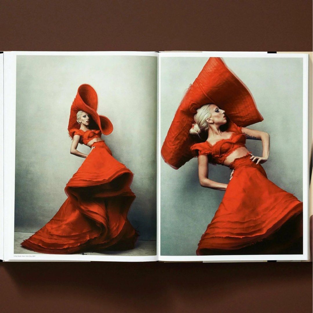 《Annie Leibovitz》Art Edition同名攝影集+Print, 興趣及遊戲, 書本 & 文具, 雜誌及其他 - Carousell