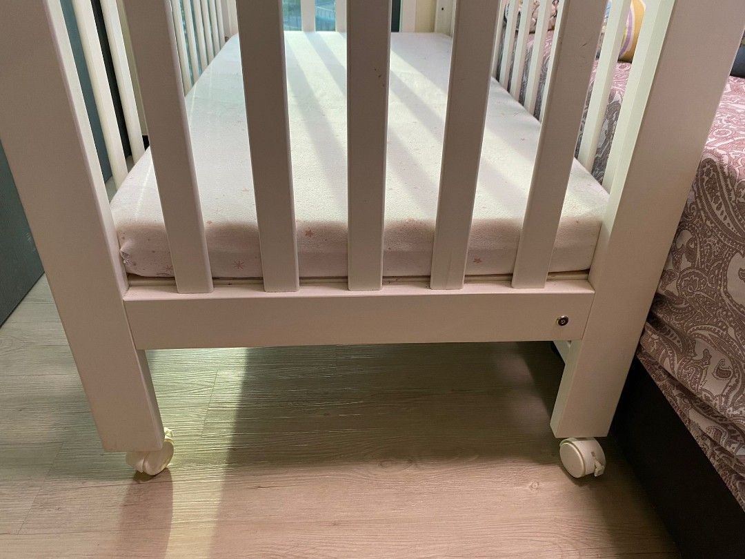 Ashworth Dropside Cot with wheels including foam matress, Babies & Kids