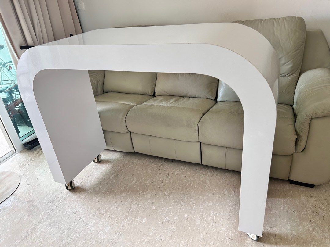 Tall table outlet on wheels