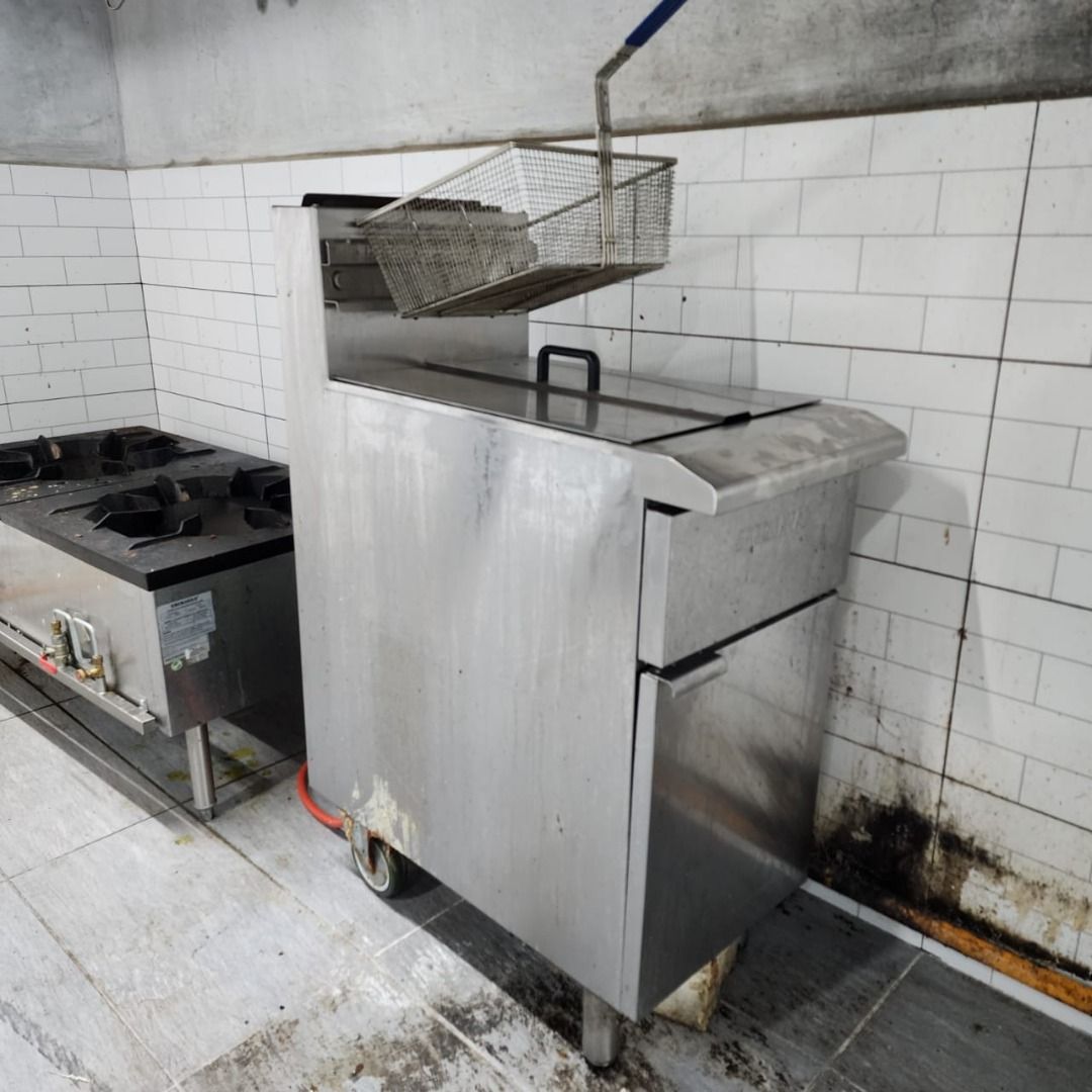 GAS DEEP FRYER BERJAYA 20L, Furniture & Home Living, Kitchenware