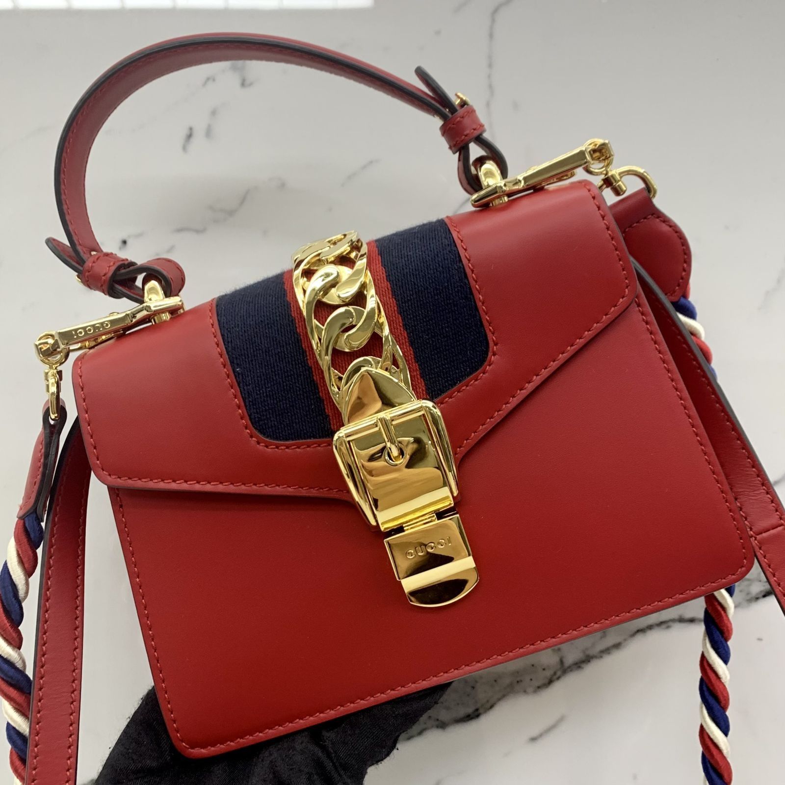 Red gucci bag with gold chain hotsell