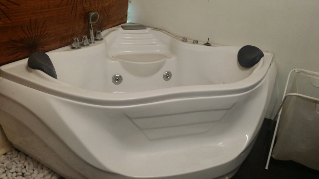 Jacuzzi Bath Tub, Furniture & Home Living, Bathroom & Kitchen Fixtures