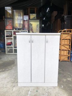 ‼️JAPAN FURNITURE SOLID WOOD WHITE SHOE/STORAGE CABINET IN GOOD CONDITION‼️