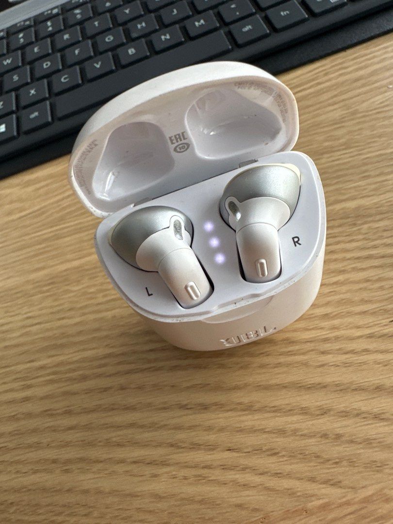 Jbl tune 225 hotsell tws vs airpods pro