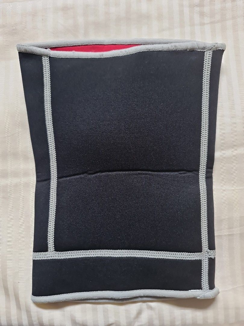 Knee support (Category: Braces, Support & Protection) located in Makati City. Submitted by harvesting_game (Listing ID 1251735696, Image 2). Description: Knee support. Made of foam/rubber like synthetic material. perfect for those who need a knee support for sports activities or for everyday use..