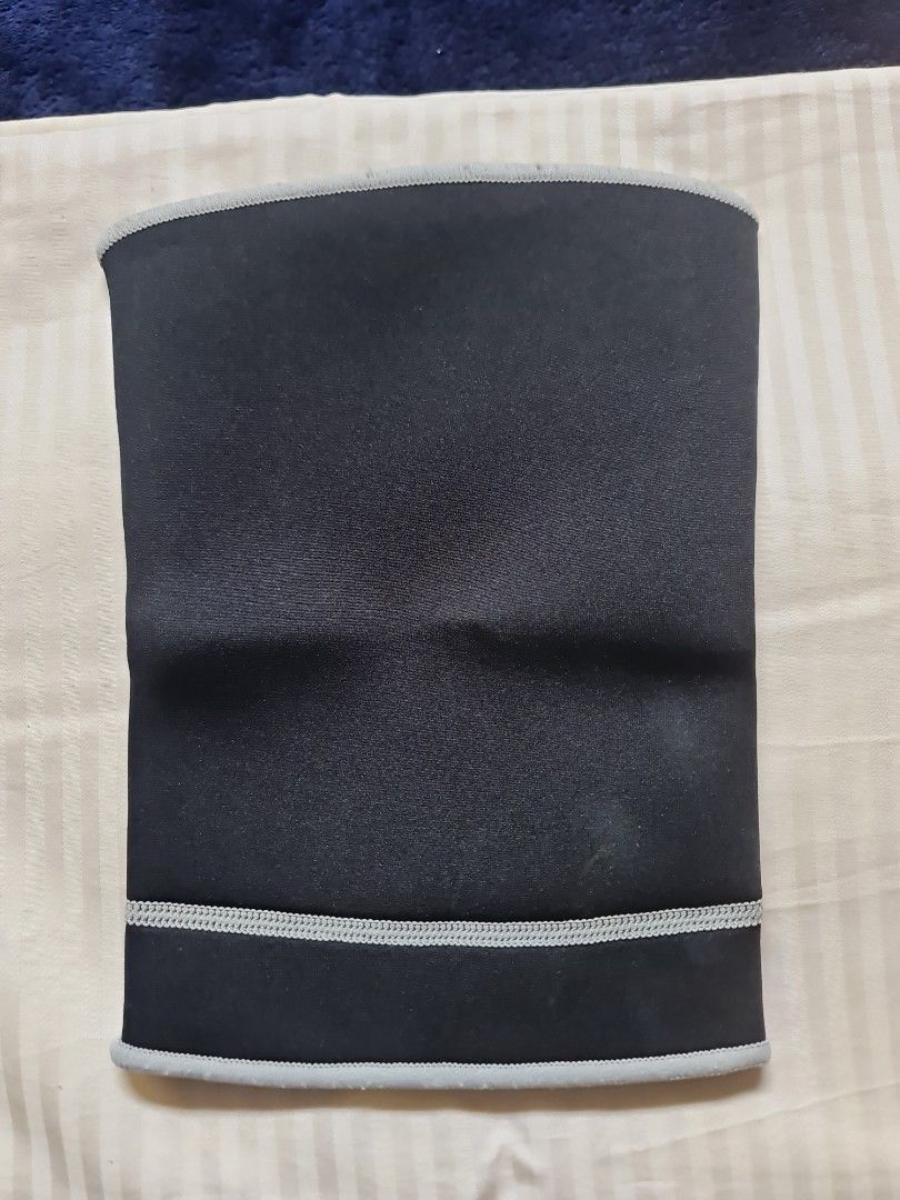 Knee support (Category: Braces, Support & Protection) located in Makati City. Submitted by harvesting_game (Listing ID 1251735696, Image 1). Description: Knee support. Made of foam/rubber like synthetic material. perfect for those who need a knee support for sports activities or for everyday use..