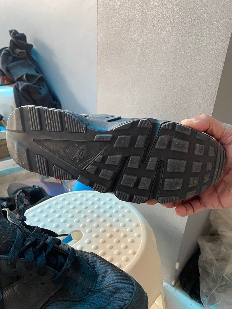 Nike huarache triple hotsell black on feet