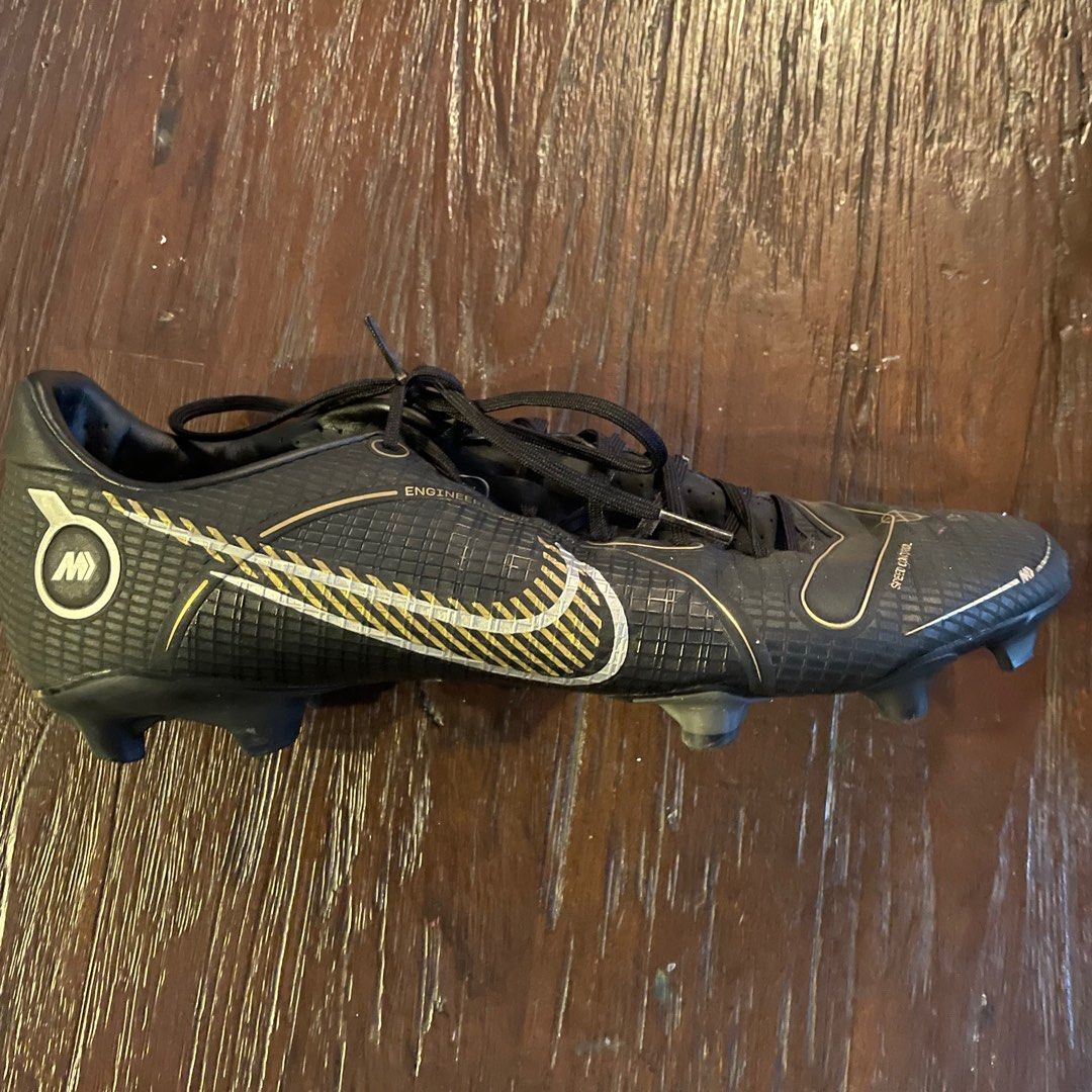 Nike football hotsell boots mercurial black