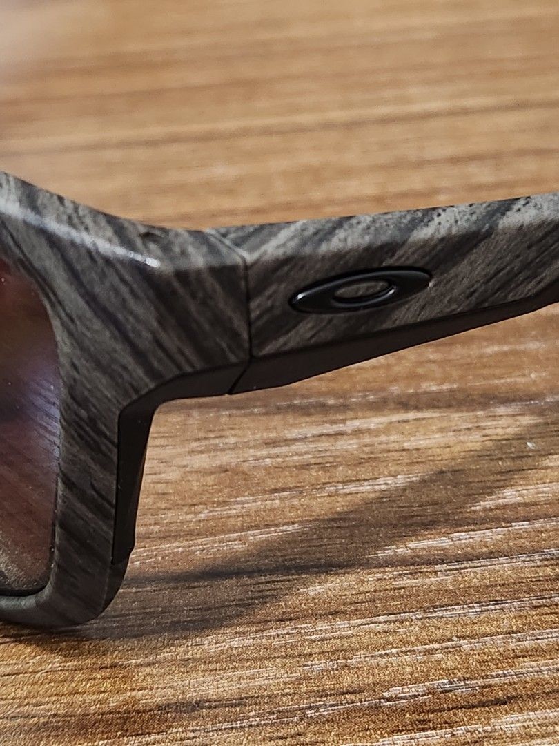 Oakley Mainlink 9264 19 Woodgrain Daily Polarized Prizm Men s