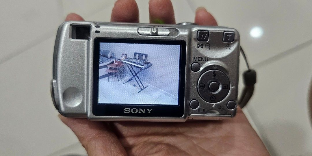Sony camera (screen problem), Photography, Cameras on Carousell