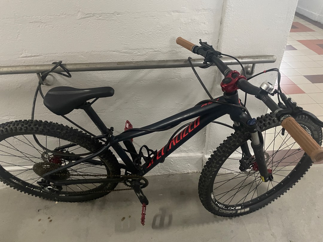 Specialized pitch clearance black and red