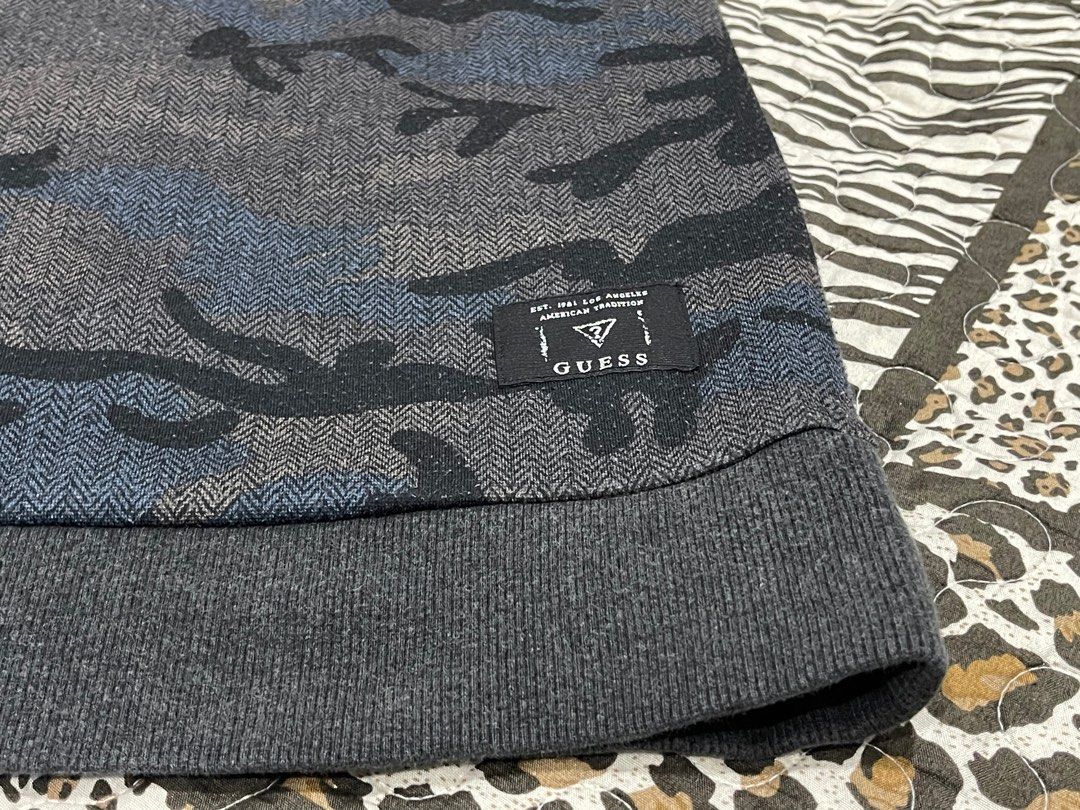 Guess top camo sweatshirt
