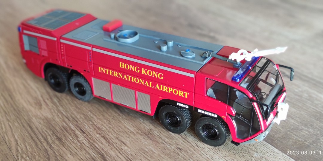 1:43 德國製香港機場消防模型車DRAGON X8, 興趣及遊戲, 玩具& 遊戲類 