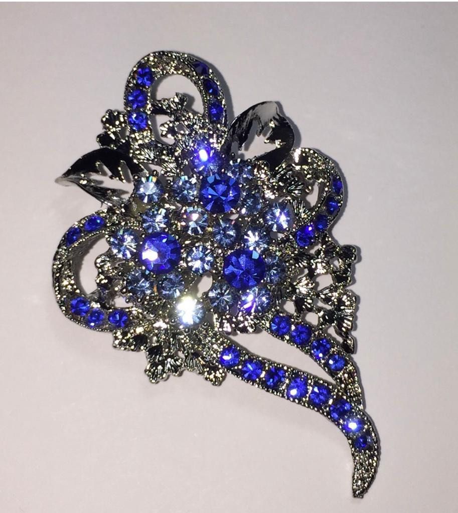 White best sale gold brooch