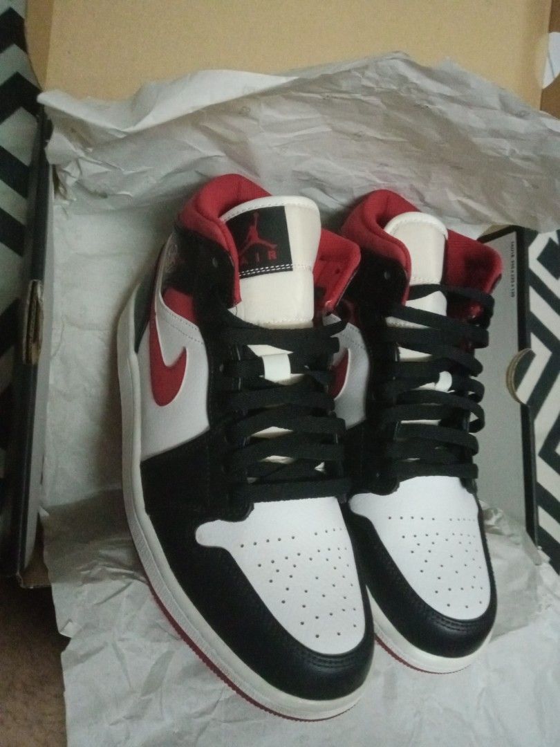 green yellow black and white jordan 1