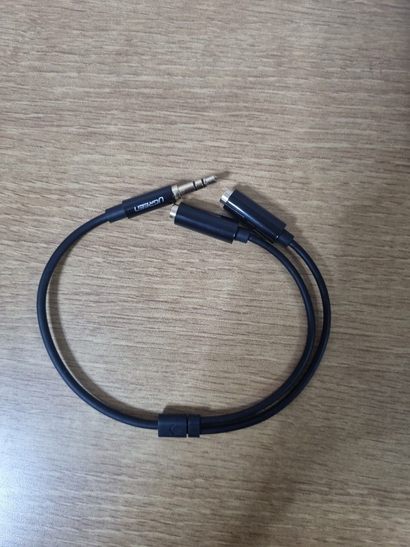 Audio splitter (Category: Chargers & Cables) located in Singapore. Submitted by pgkis (Listing ID 1246908099, Image 1). Description: .