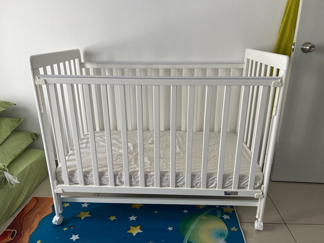 Baby cot with latex mattress