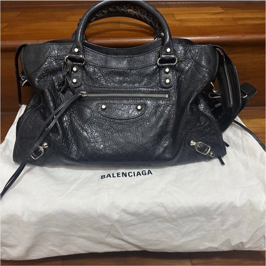 Balenciaga city bag in green . Come with mirror and dust bag, Luxury, Bags  & Wallets on Carousell