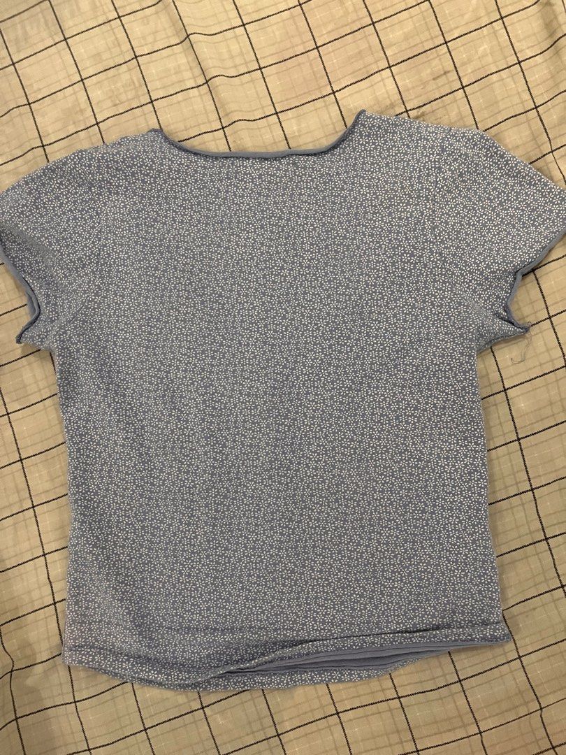 Brandy Melville Gina in Daisy Top (Category: Blouses) located in Dagupan City. Submitted by hihellow101 (Listing ID 1246875363, Image 2). Description: Really cute. Best fits Xs- M.