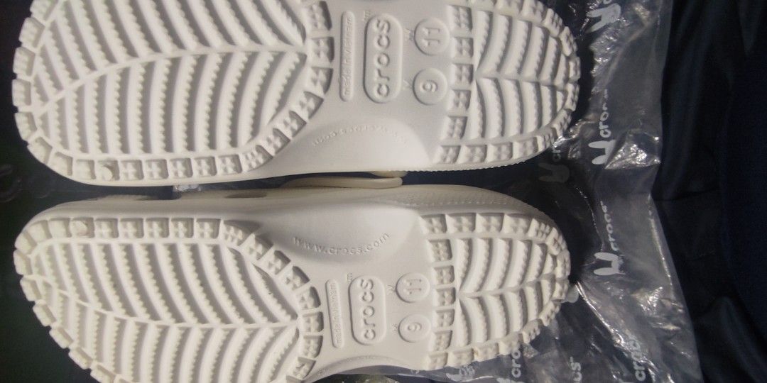 Crocs x bad hotsell bunny