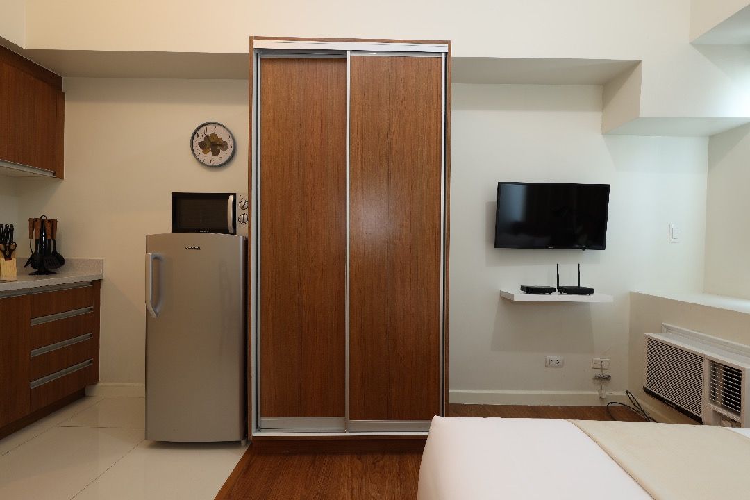 Fully Furnished Studio Unit in Eton Tower Makati for Rent (1824