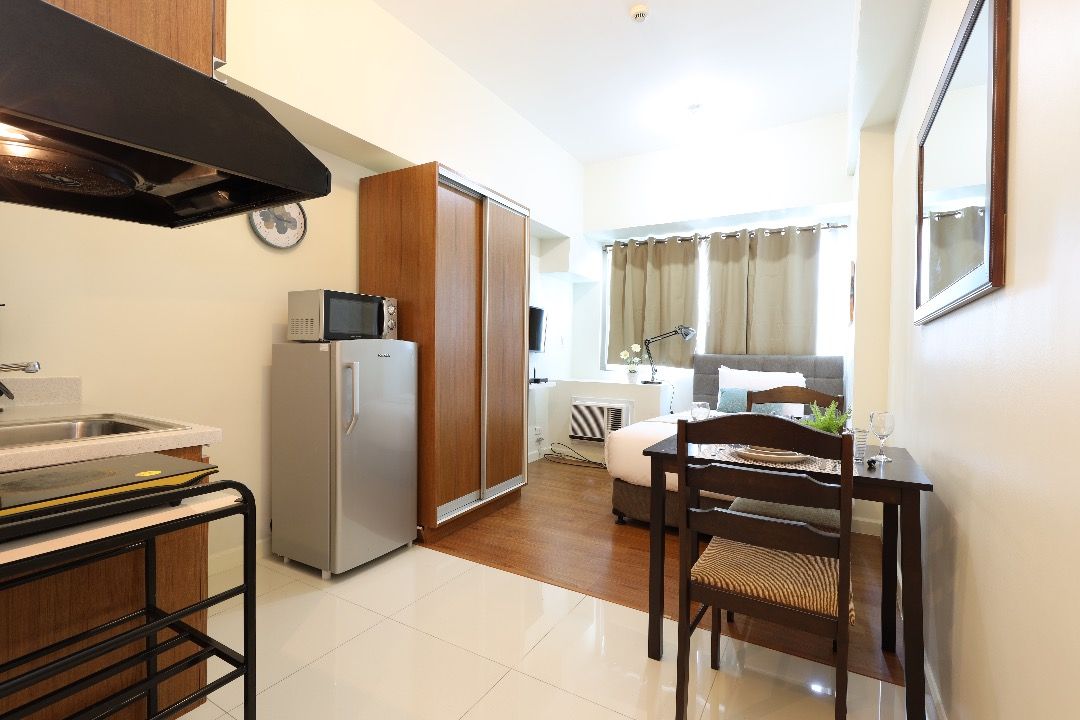 Fully Furnished Studio Unit in Eton Tower Makati for Rent (1824