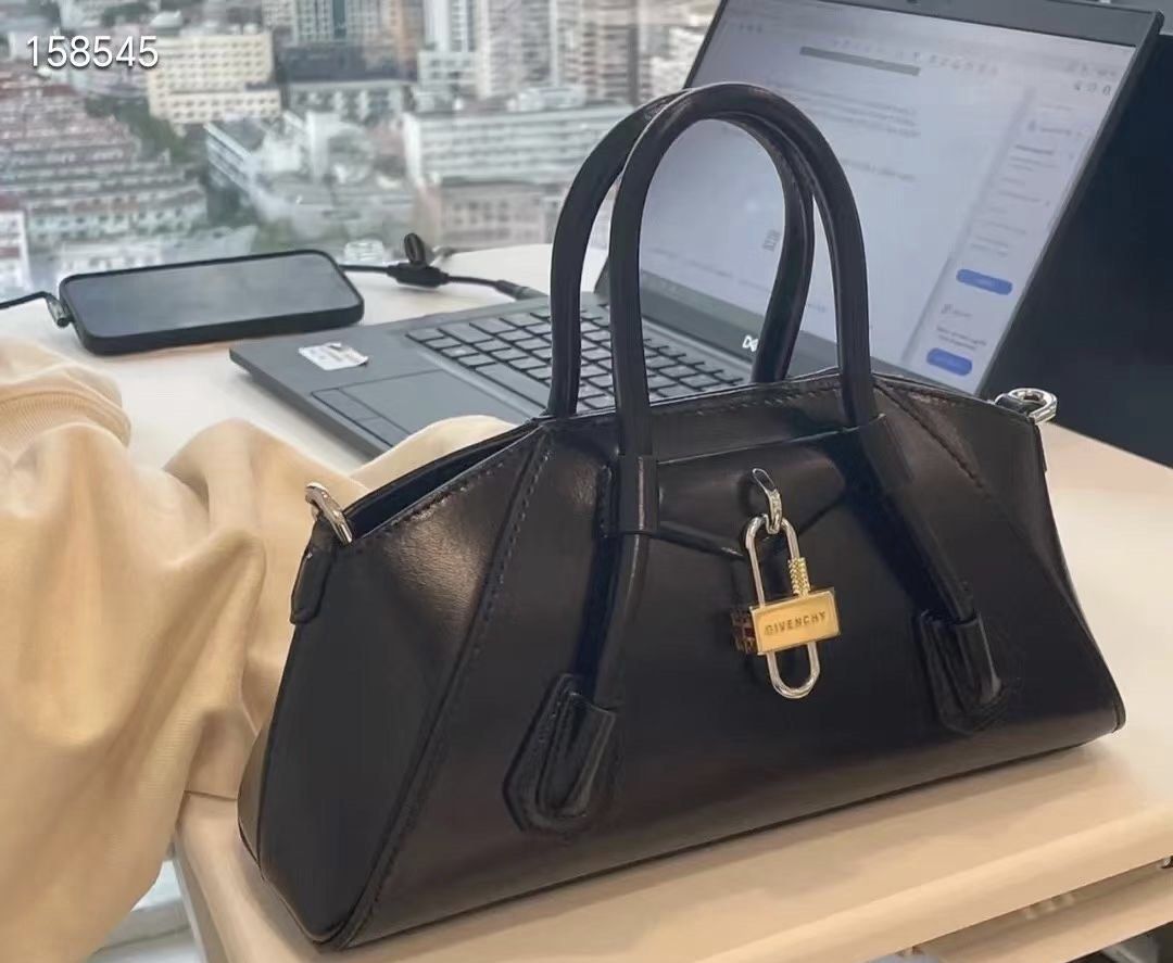 Givenchy 迷你Antigona Stretch光滑皮革手袋, 名牌, 手袋及銀包- Carousell