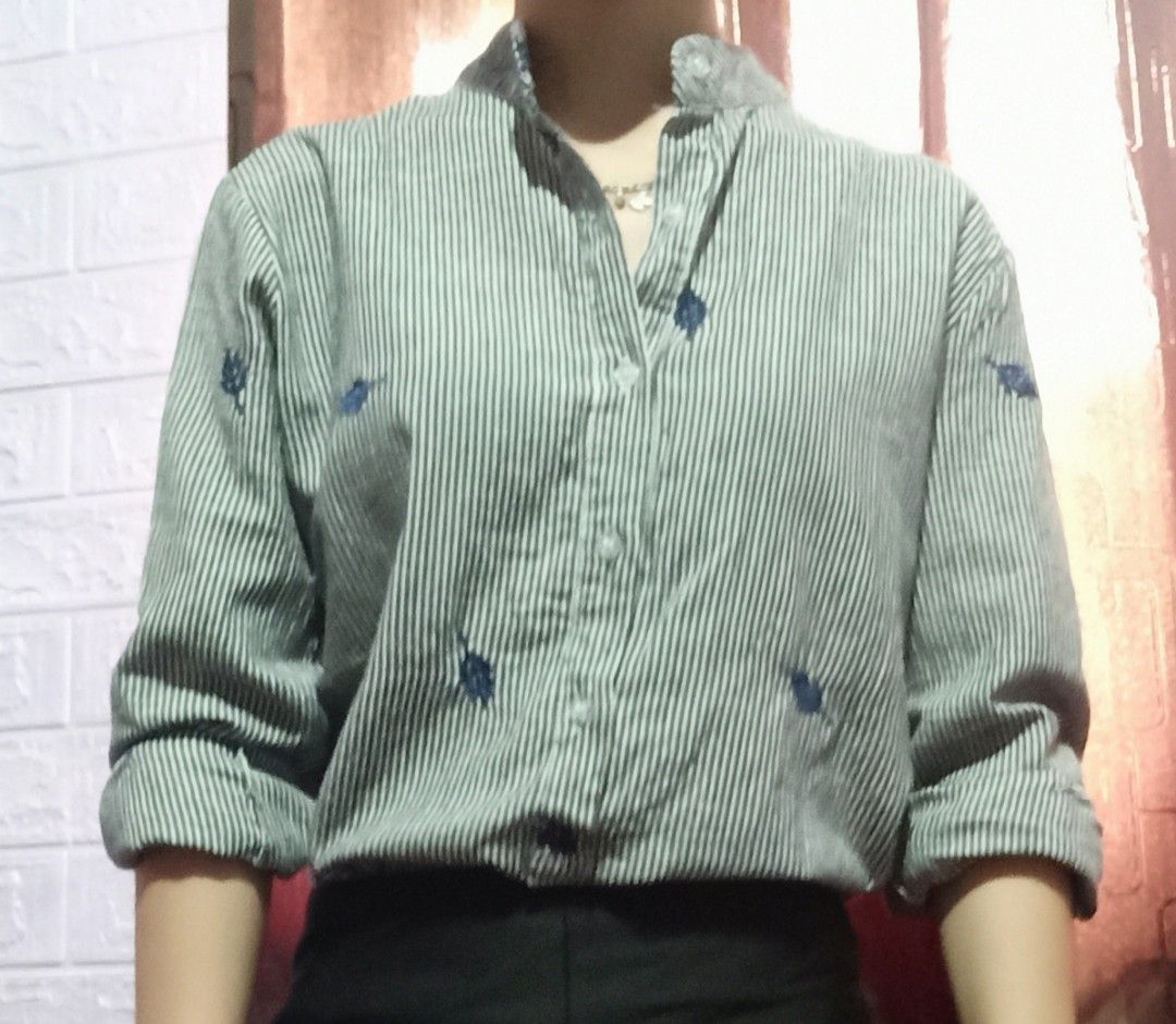 Gray Long Sleeves Polo Leaf Details (Category: Blouses) located in Manila. Submitted by MarsLine (Listing ID 1246796727, Image 1). Description: best fit xs-s.