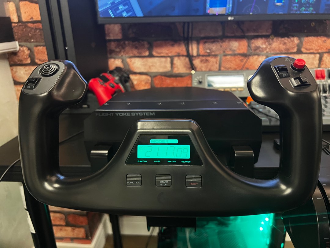 Logitech G Flight Simulator Yoke System with Throttle Quadrant, Video