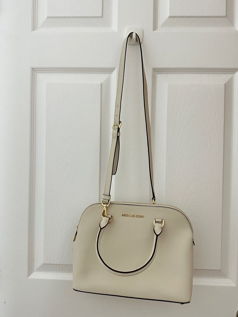Michael Kors White Crossbody Bag (Category: Luxury Bags & Wallets) located in Taguig. Submitted by __jsww (Listing ID 1246833717, Image 2). Description: Used twice No flaws.