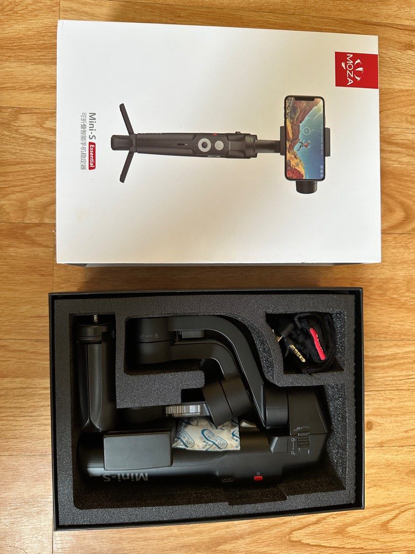 MOZA Mini-S Essential Smartphone Gimbal (Category: Gimbals & Stabilizers ) located in Muntinlupa City. Submitted by claudinemarietan (Listing ID 1246861087, Image 1). Description: Features •Lightweight, three-axis gimbal; 270° pan, 200° tilt, and 315° roll •Compact design folds to only 7.7” in length •For smartphones up to 9.2 oz and 2.28 to 3.46” wide •Object Tracking, Hyperlapse, Slow Motion, Inception, Sport Gear, Vertigo, and additional modes