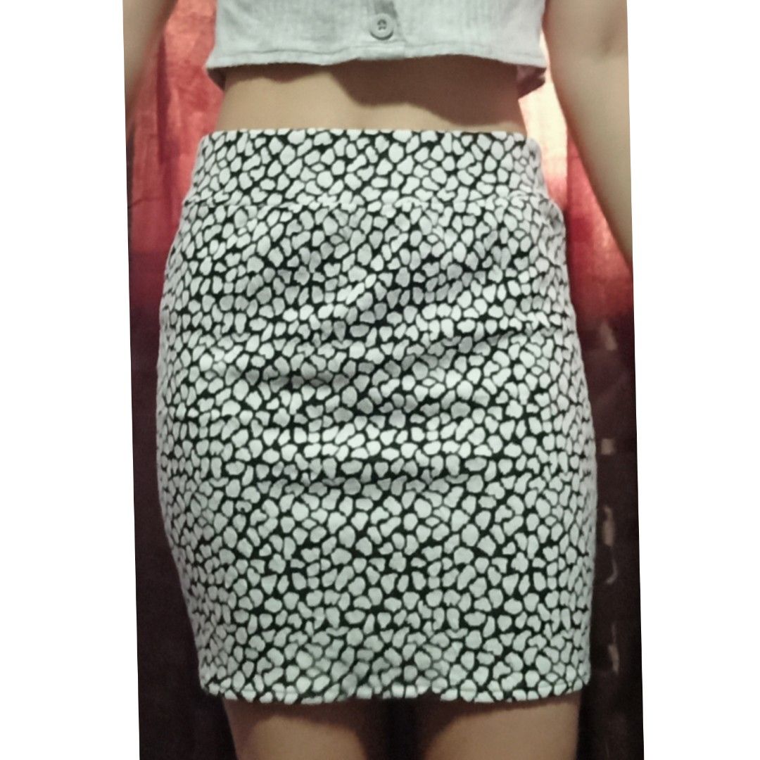 Patterned Mini Skirt Black and White (Category: Skirts) located in Manila. Submitted by MarsLine (Listing ID 1246794212, Image 1). Description: xs-s only Great Quality makapal tela.