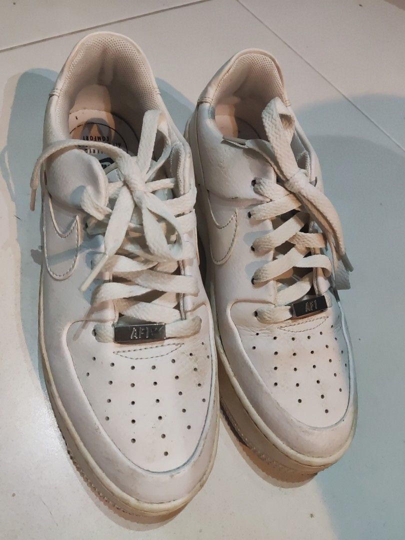 Preloved Nike AF1 (Category: Sneakers) located in Singapore. Submitted by cherry_p0p (Listing ID 1246775266, Image 1). Description: Bought quite some time ago but rarely use now. Not for fussy, doesn't come with the box. Self collection at Sengkang..