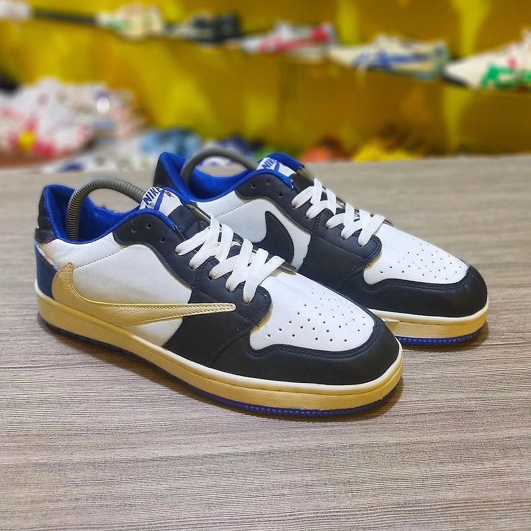 Sepatu Nike Air Jordan Low x Travis scott Fragment, Fesyen Pria, Sepatu ,  Sneakers di Carousell