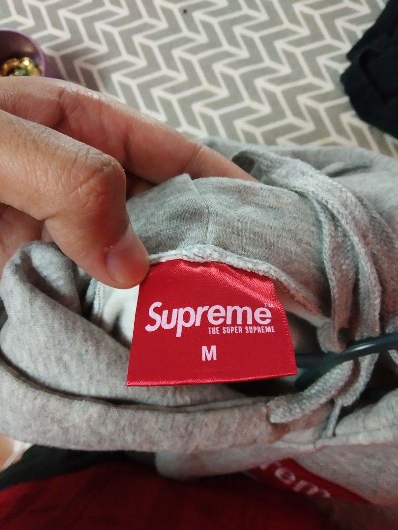 Supreme sweater tag online